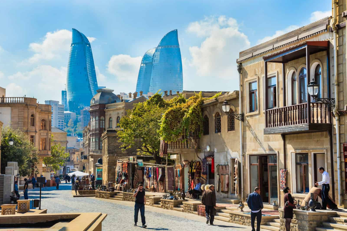 عائلة تستقل التلفريك في غابالا أو شاهداغ وتستمتع بالمناظر الطبيعية - هل اذربيجان آمنة للسفر العائلي